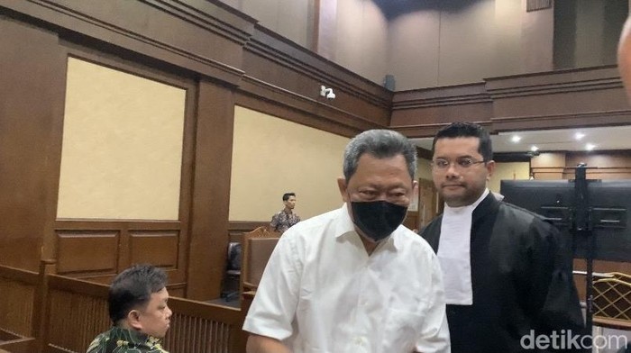 Pengusaha Hendry Lie (kemeja putih) (Mulia/detikcom);. Pengusaha Hendry Lie (kemeja putih) (Mulia/detikcom);.