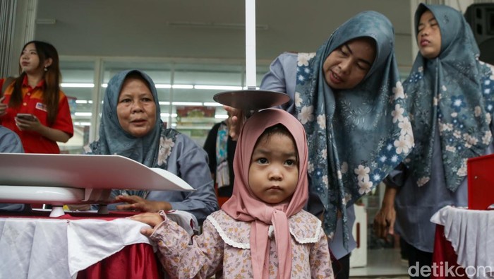Anak-anak menjalani skrining stunting di kawasan Maja, Tangerang, Banten, Kamis (30/1/2025). Prevalensi stunting di Indonesia masih perlu diwaspadai, di mana berdasarkan Survei Kesehatan Indonesia (SKI) 2023, 1 dari 4 anak di Indonesia mengalami stunting.