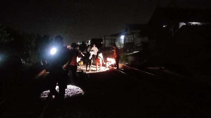 Proses pencarian perempuan tabrakan diri ke kereta di Ngagel Rejo, Surabaya