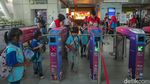 Antusias Anak Sekolah Diajak Naik LRT dan Makan Bergizi Gratis