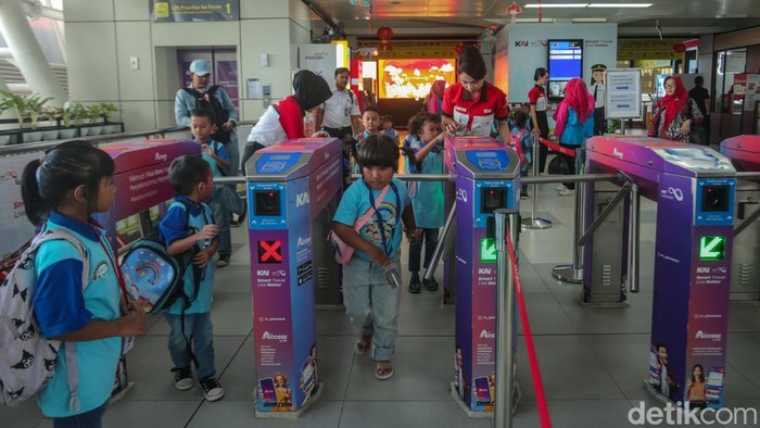 Peringati Hari Gizi, Anak Sekolah Diajak Naik LRT-Dapat Makan Bergizi Gratis etugas kereta api memberikan makanan bergizi gratis di Stasiun LRT BNI City, Jakarta, Kamis (30/1/2025).