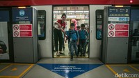 Program ini memberikan pengalaman langsung menggunakan LRT Jabodebek, didampingi oleh tim edukasi yang menjelaskan keselamatan dan kenyamanan dalam transportasi publik. Sekolah atau lembaga pendidikan dapat mendaftarkan diri untuk mengikuti program Edutrain LRT Jabodebek.