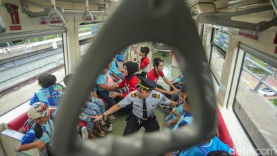 Antusias Anak Sekolah Diajak Naik LRT dan Makan Bergizi Gratis