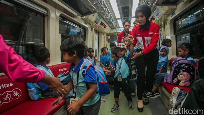 Peringati Hari Gizi, Anak Sekolah Diajak Naik LRT-Dapat Makan Bergizi Gratis etugas kereta api memberikan makanan bergizi gratis di Stasiun LRT BNI City, Jakarta, Kamis (30/1/2025).