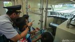Antusias Anak Sekolah Diajak Naik LRT dan Makan Bergizi Gratis