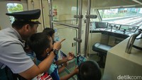 Anak-anak antusias saat menaiki kereta LRT dari Stasiun LRT Bekasi barat hingga Stasiun LRT BNI City.