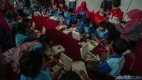 Selain itu, ratusan peserta ini juga menerima makanan bergizi seimbang yang telah disesuaikan dengan kebutuhan anak-anak. Menu yang disediakan mencakup sumber karbohidrat, protein, serta vitamin dan mineral untuk mendukung tumbuh kembang anak.