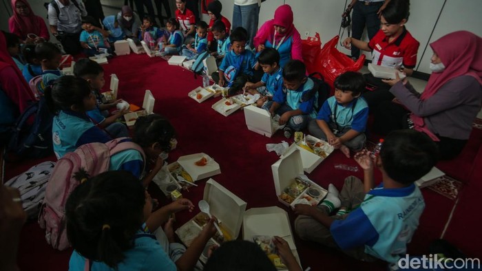 etugas kereta api memberikan makanan bergizi gratis di Stasiun LRT BNI City, Jakarta, Kamis (30/1/2025).