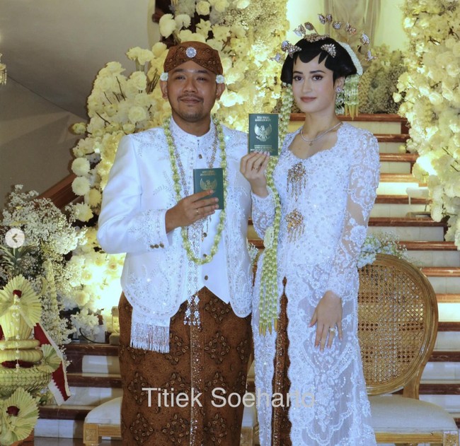 Melalui akun Instagram prbadinya Titiek Soeharto membagikan foto-foto pernikahan putra Ari Sigit dan seorang wanita bernama Andrea Scherer. Selamat menempuh hidup baru dear Uta & Andie .. semoga bahagia selalu… tulis Titiek dalam keterangan unggahannya. Foto: Instagram/@titieksoeharto