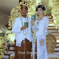 Melalui akun Instagram prbadinya Titiek Soeharto membagikan foto-foto pernikahan putra Ari Sigit dan seorang wanita bernama Andrea Scherer. Selamat menempuh hidup baru dear Uta & Andie .. semoga bahagia selalu… tulis Titiek dalam keterangan unggahannya. Foto: Instagram/@titieksoeharto