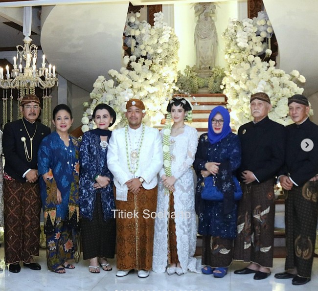 Digelar intim pada 25 Januari 2025, pernikahan tersebut tampak ramai dihadiri anggota keluarga Cendana. Titiek Soeharto dan Bambang Trihatmodjo terlihat hadir dan berpose bersebelahan di salah satu foto unggahan. Foto: Instagram/@titieksoeharto