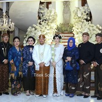 Digelar intim pada 25 Januari 2025, pernikahan tersebut tampak ramai dihadiri anggota keluarga Cendana. Titiek Soeharto dan Bambang Trihatmodjo terlihat hadir dan berpose bersebelahan di salah satu foto unggahan. Foto: Instagram/@titieksoeharto