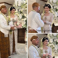 Di hari pernikahannya Uta dan Andie kompak mengenakan busana pengantin adat Jawa berwarna putih. Pengantin wanita tampil cantik dengan kebaya panjang berekor dipadukan dengan kain batik berwarna coklat. Melengkapi penampilannya, sanggul, roncean melati, serta cunduk mentul juga tampak terpasang di kepala pengantin wanita. Foto: Instagram/@titieksoeharto