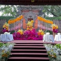 Taman gapura di halaman depan rumah juga tampak dipercantik dengan bunga-bunga berwarna cerah, membuat dekorasi terlihat lebih hidup. Agar semakin kental adat Jawa, suara gamelan juga turut mengiringi pernikahan. Foto: Instagram/@bimo_singgih