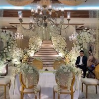 Acara pernikahan digelar di rumah kakek buyut mempelai pria. Hari bahagia pernikahan keduanya dipenuhi pesona klasik Jawa-Bali dengan nuansa kerajaan, warisan, dan kemewahan etnik. Bunga-bunga berwarna putih menambah keindahan dekorasi pernikahan. Foto: Instagram/@bimo_singgih