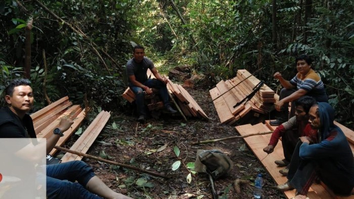 Personel saat mengamankan pelaku dan barang bukti (Foto: Dok Polsek Singingi Hilir).