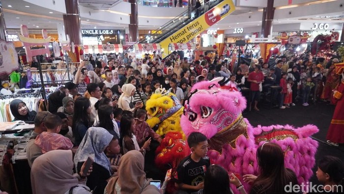 Pertunjukan Barongsai di OPI Mal mendapat antusias ratusan pengunjung