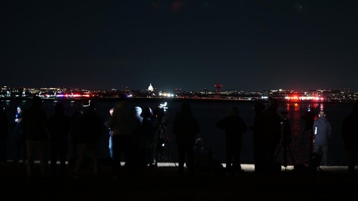 Pesawat Penumpang Tabrakan dengan Black Hawk di AS A search and rescue boat operates along the Potomac River near the site of the crash after American Eagle flight 5342 collided with a helicopter while approaching Ronald Reagan Washington National Airport and crashed in the Potomac River, outside Washington, U.S., January 29, 2025. REUTERS/Carlos Barria TPX IMAGES OF THE DAY