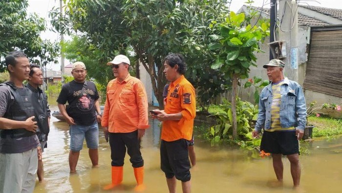 Petugas BPBD Kabupaten Bekasi, Jawa Barat meninjau titik banjir di sejumlah wilayah, Kamis. (ANTARA/Pradita Kurniawan Syah)