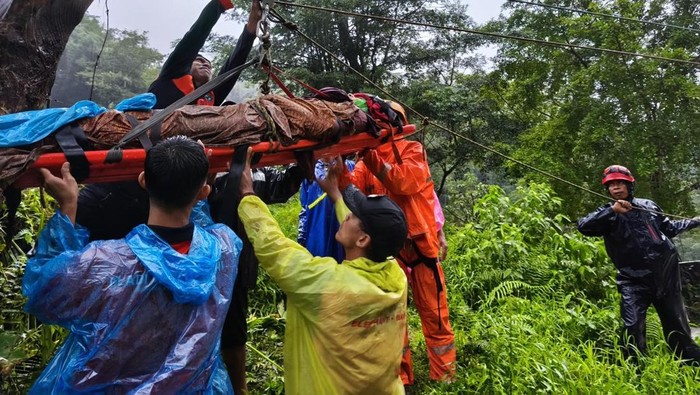 Petugas gabungan mengevakuasi korban longsor saat kamping di Desa Tanjung, Kecamatan Pakis Aji, Kabupaten Jepara, Kamis (30/1/2025).
