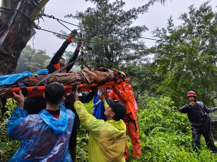 Petugas gabungan mengevakuasi korban longsor saat kamping di Desa Tanjung, Kecamatan Pakis Aji, Kabupaten Jepara, Kamis (30/1/2025).