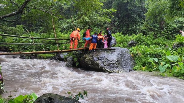 Petugas gabungan mengevakuasi korban longsor saat kamping di Desa Tanjung, Kecamatan Pakis Aji, Kabupaten Jepara, Kamis (30/1/2025).