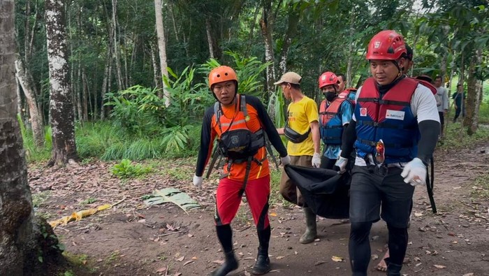 Petugas SAR mengevakuasi jasad lansia yang tenggelam di sungai Enim