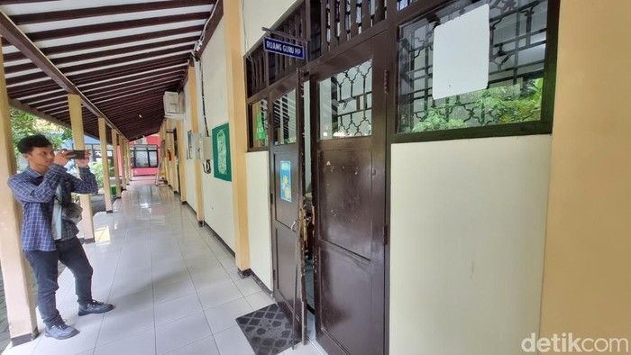 Pintu salah satu ruangan di SMKN 1 Bantul yang rusak akibat dicongkel pencuri, Kamis (30/1/2025).