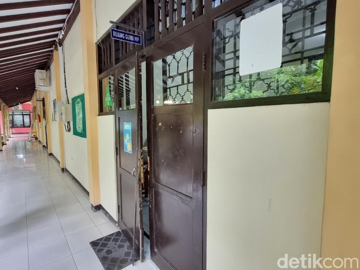 Pintu salah satu ruangan di SMKN 1 Bantul yang rusak akibat dicongkel pencuri, Kamis (30/1/2025).