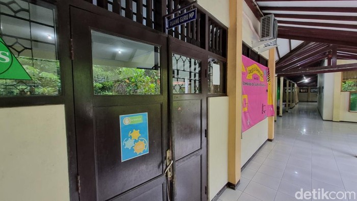 Pintu salah satu ruangan di SMKN 1 Bantul yang rusak akibat dicongkel pencuri, Kamis (30/1/2025).