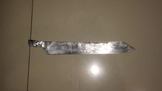 Pisau yang dibuang pelaku pembunuh Toikin ke sumur di Subang