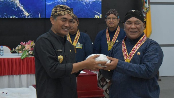 Pj Bupati Karanganyar Timotius Suryadi saat bertemu utusan Keraton Jogja di Pendopo Rumah Dinas Bupati Karanganyar jelang Labuhan Gunung Lawu, Kamis (30/1/2025).