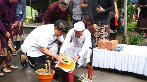 Pj Gubernu Bali, Sang Made Mahendra Jaya, meletakkan batu pertama proyek penataan jogging track di Monumen Perjuangan Rakyat Bali (MPRB) Bajra Sandhi, Denpasar, Kamis (30/12024). (Dok. Pemprov Bali)