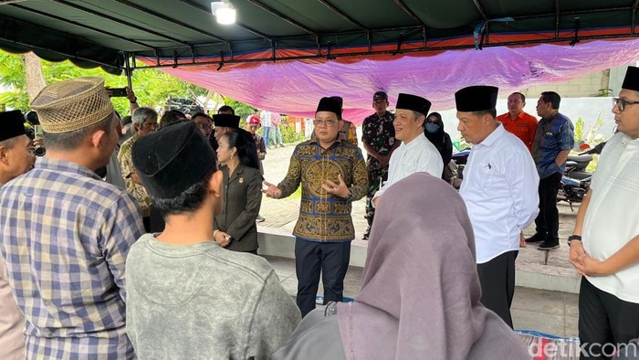Pj Gubernur Jatim bertakziah ke rumah salah satu siswa korban terseret ombak di Pantai Drini, Jogja.