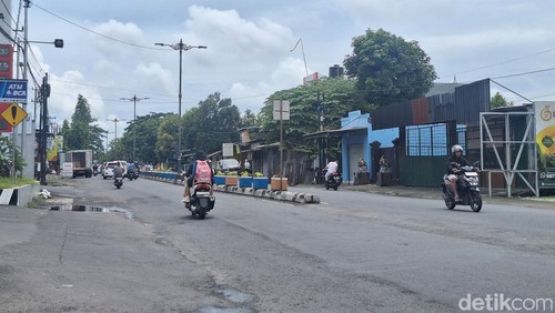 PJU di Jalan Bung Karno, Kota Mataram, Kamis (30/1/2025).