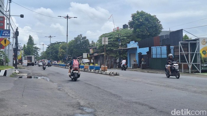 PJU di Jalan Bung Karno, Kota Mataram, Kamis (30/1/2025).