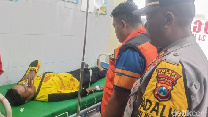 pohon tumbang timpa bentor dan 2 motor di bondowoso, 4 orang luka