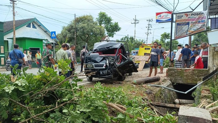 pohon tumbang timpa pikap sebabkan kenek tewas