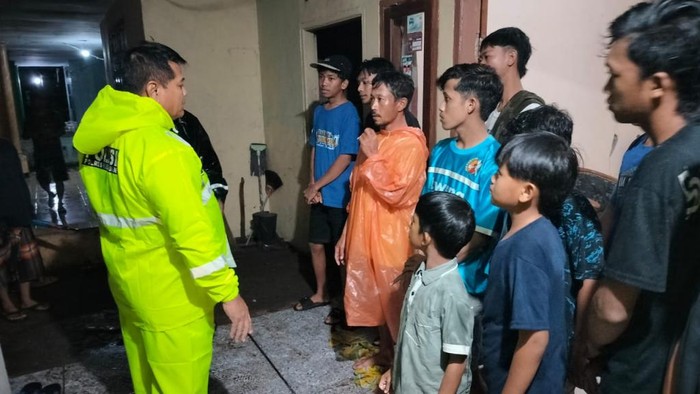Polisi bantu evakuasi warga terdampak tanah gerak di Pasuruan.