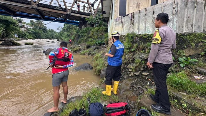 Polisi dan Tagana Bogor menyisir Sungai Cisadane mencari pemuda yang diduga lompat karena tawuran.