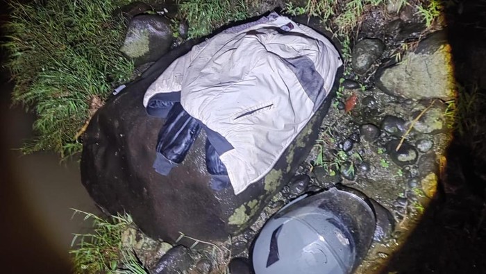 Polisi dan Tagana Bogor menyisir Sungai Cisadane mencari pemuda yang diduga lompat karena tawuran.