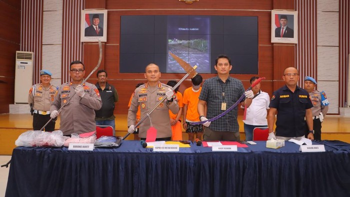 Polisi menangkap 4 pelaku tawuran maut di Pebayuran, Kabupaten Bekasi. Kapolres Metro Bekasi Kombes Mustofa mengatakan salah satu pelaku masih di bawah umur.