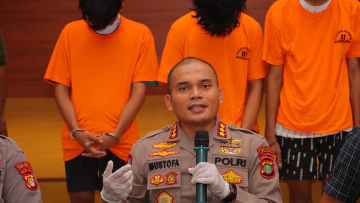Polisi menangkap 4 pelaku tawuran maut di Pebayuran, Kabupaten Bekasi. Kapolres Metro Bekasi Kombes Mustofa mengatakan salah satu pelaku masih di bawah umur.