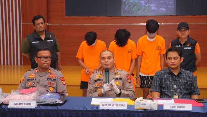 Polisi menangkap 4 pelaku tawuran maut di Pebayuran, Kabupaten Bekasi. Kapolres Metro Bekasi Kombes Mustofa mengatakan salah satu pelaku masih di bawah umur.