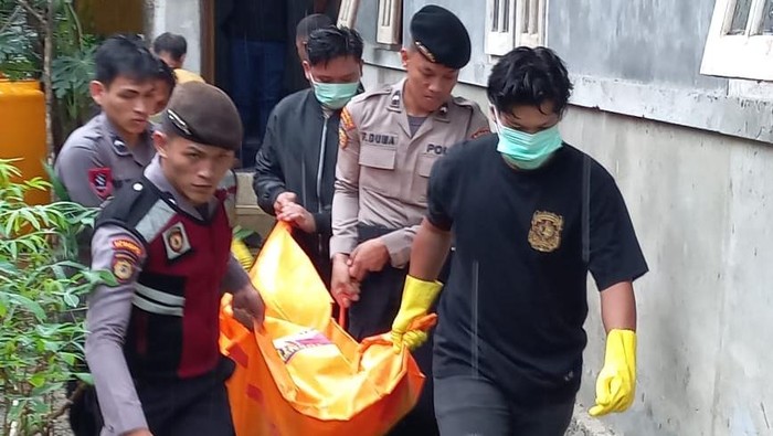 Polisi mengevakuasi jasad wanita yang diduga di bunuh anak kandung yang merupakan ODGJ.