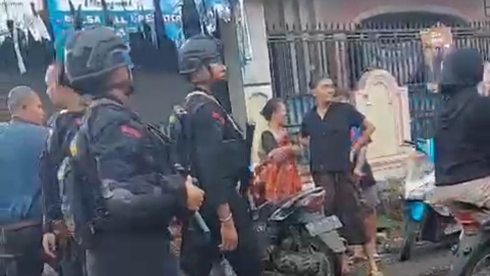 Polisi menggerebek rumah diduga pengedar narkoba di Lombok Tengah, NTB, Kamis (30/1/2025).