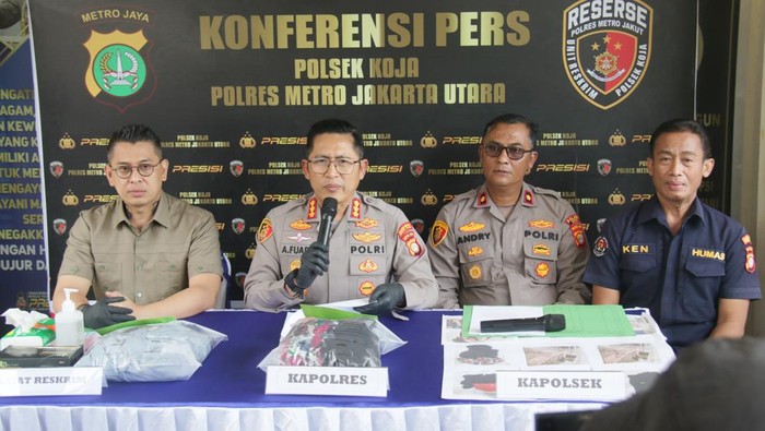 Polres Metro Jakarta Utara menggelar konferensi pers terkait kasus sejoli buang bayi yang diaborsi di Koja.