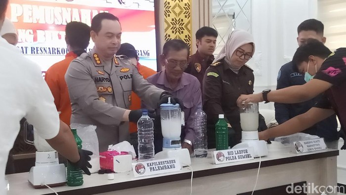 Polrestabes Palembang musnahkan 3,18 kg sabu jaringan Aceh-Medan.