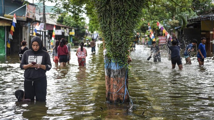 Potret Banjir Hari Ketiga di Samarinda Utara Sejumlah warga berjalan melintasi banjir di Perumahan Bengkuring, Samarinda Utara, Samarinda, Kalimantan Timur, Kamis (30/1/2025). Menurut data Badan Penanggulangan Bencana Daerah (BPBD) Kota Samarinda, banjir di kawasan Samarinda Utara pada hari ketiga berdampak pada 1.235 keluarga yang mencakup 4.414 jiwa dari sebelumnya sebanyak 833 keluarga dengan total 2.677 jiwa. ANTARA FOTO/M Risyal Hidayat/rwa.
