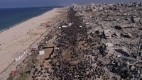 Warga Palestina yang mengungsi kembali ke rumah mereka di Jalur Gaza utara, Senin (27/1/2025). (AP Photo/Mohammad Abu Samra)